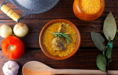 Canjiquinha com costela cremosa e sabor intensa, ideal para dias frios e refeições em família.