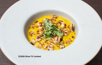 Creme de abóbora moranga com bacon crocante, carne suína e ervas, servido em cumbuca