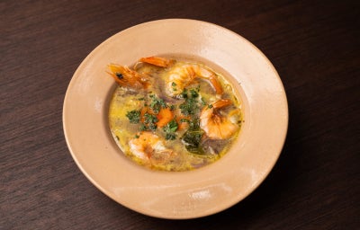Ensopado terra e mar com camarão seco, legumes, caldo encorpado e cheiro-verde