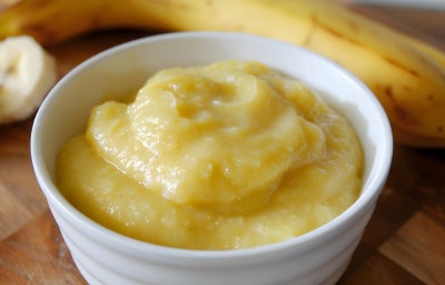 Purê de banana-da-terra cremoso e saboroso, perfeito para acompanhar carnes e variar o cardápio.