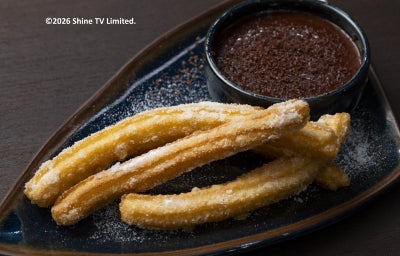 Churros espanhóis crocantes polvilhados com açúcar servidos com calda de chocolate e baunilha