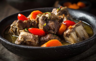 Rabada tradicional com caldo encorpado e carne macia, ideal para refeições reconfortantes.