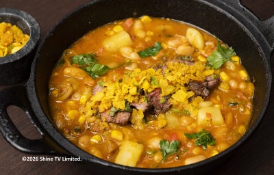A receita de Locro com Carnes, Feijão Branco e Farofa de Milho é uma versão robusta e reconfortante